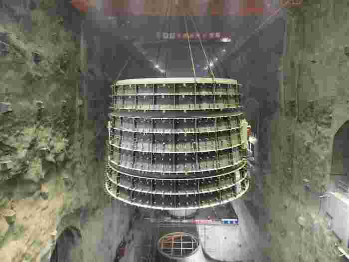 旭龙水电站首台机组尾水锥管吊装就位