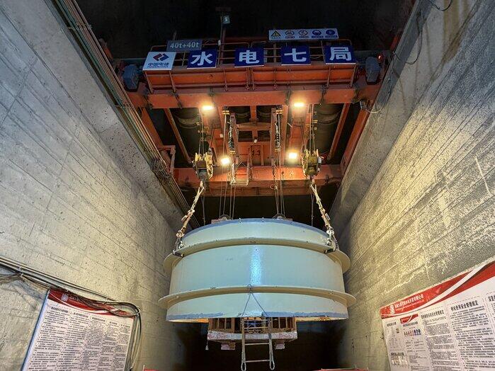 大唐扎拉水电站2号引水隧洞一级竖井首节压力钢管吊装就位