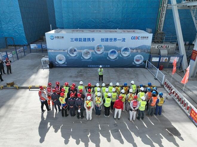 三峡蒙能东胜热电项目2号锅炉首根大板梁吊装就位