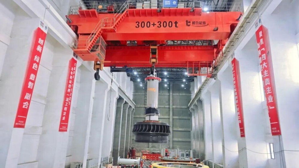 新疆大石峡水利枢纽工程3号机组转轮及水机大轴成功吊装就位