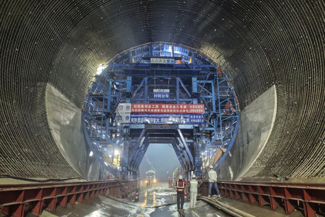 安哥拉凯凯水电站尾水隧洞边顶拱混凝土浇筑启动