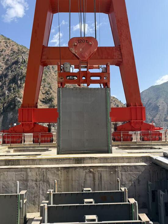 黄登水电站叠梁门提门作业顺利完成