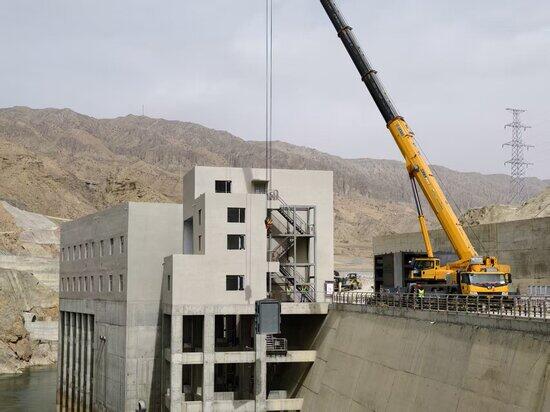 筑牢黄河生态屏障，羊曲水电站升鱼机闸门吊装完成
