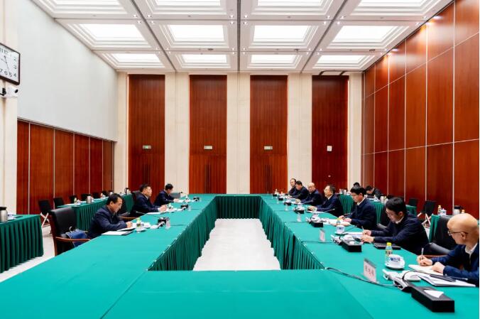 国家能源集团与内蒙古自治区人民政府举行工作会谈，深化新能源基地建设等合作