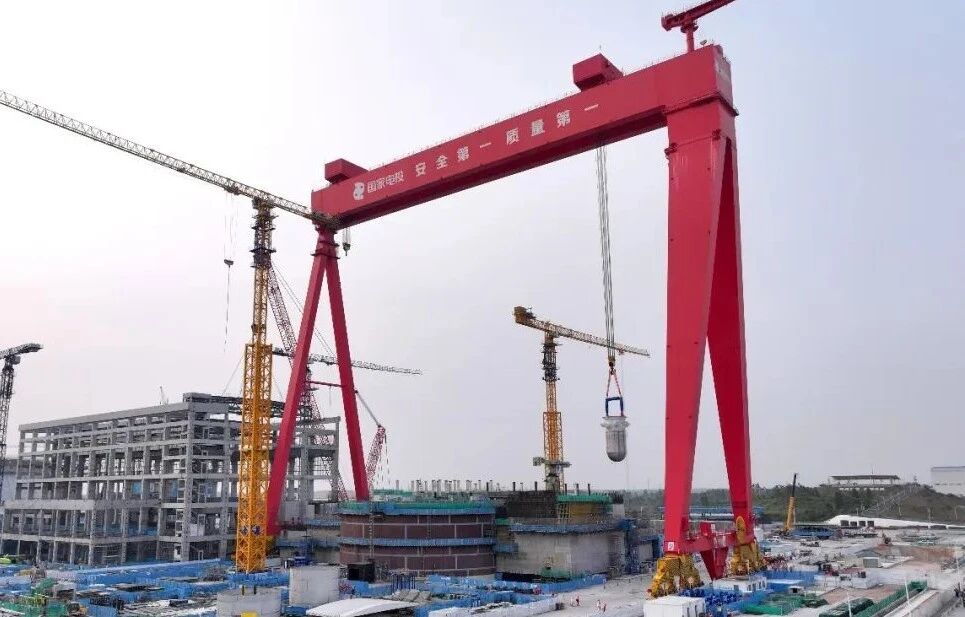 国家电投广东廉江核电2号机组反应堆压力容器吊装就位