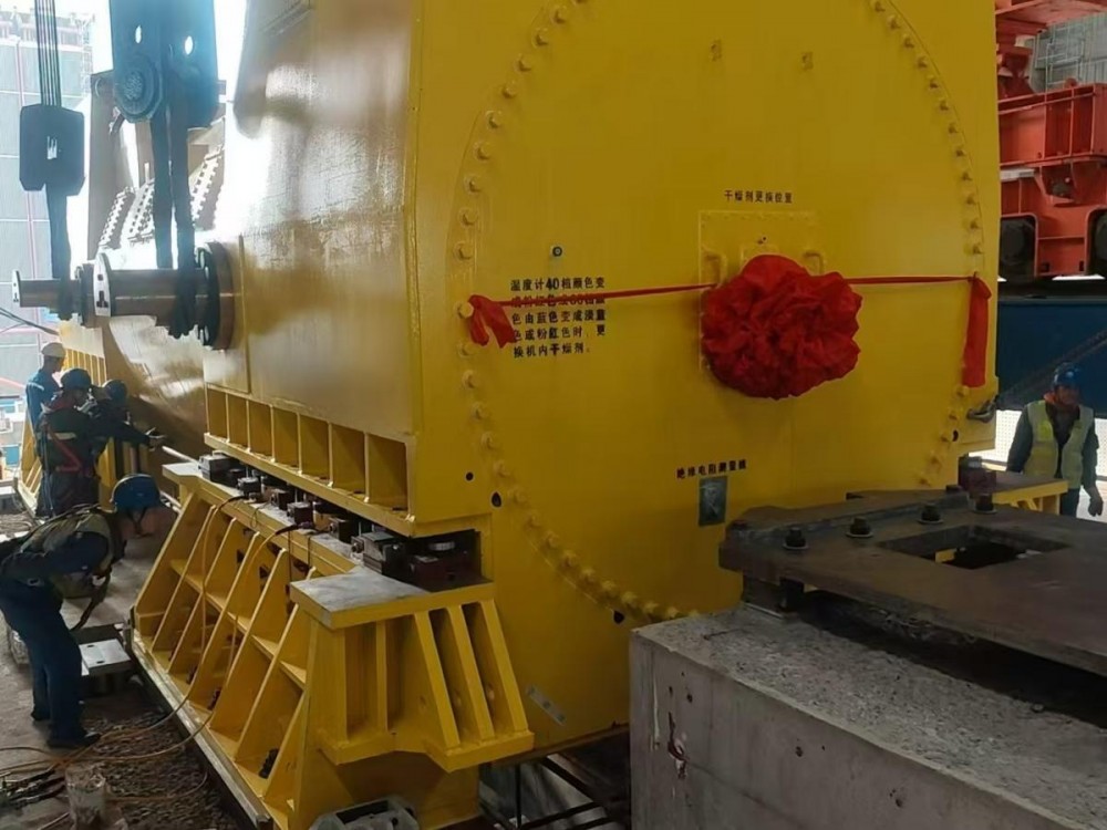 国投舟山燃气发电项目1号机组发电机定子顺利吊装