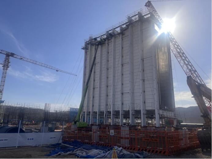 新天绿能抚宁燃气电厂项目2号余热锅炉钢结构吊装完成