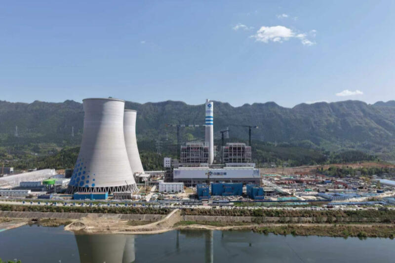 中国能建西南院总承包的中煤广元燃煤发电项目2号机组发电机转子顺利穿装