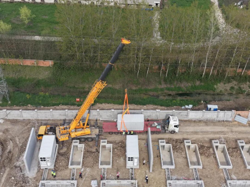 长丰庄墓储能电站项目电池舱、PCS舱吊装全面启动