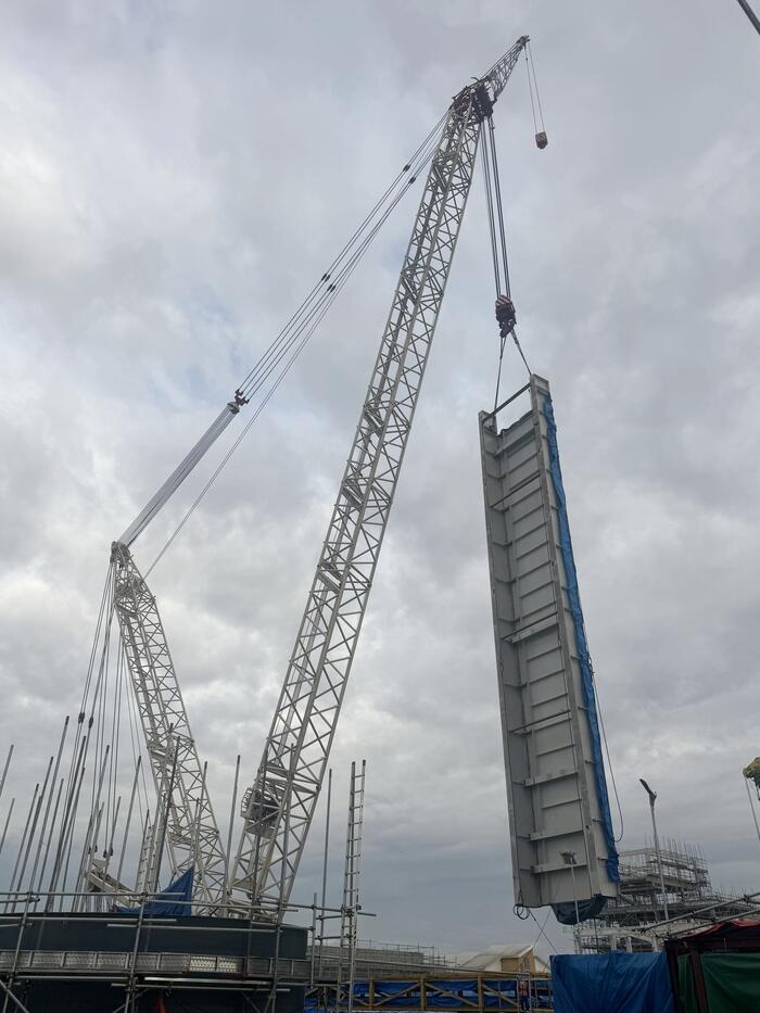 马来西亚美里项目余热炉侧护板组合件顺利起吊