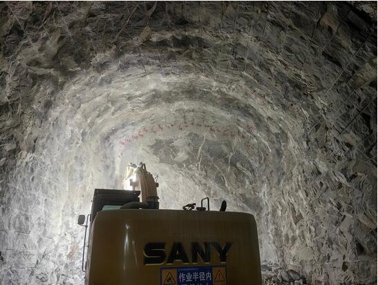 新疆若羌抽水蓄能电站主变洞首层中导洞首爆成功