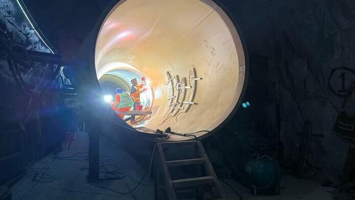 广东云浮水源山抽蓄电站首台机组引水支管及尾水肘管安装完成