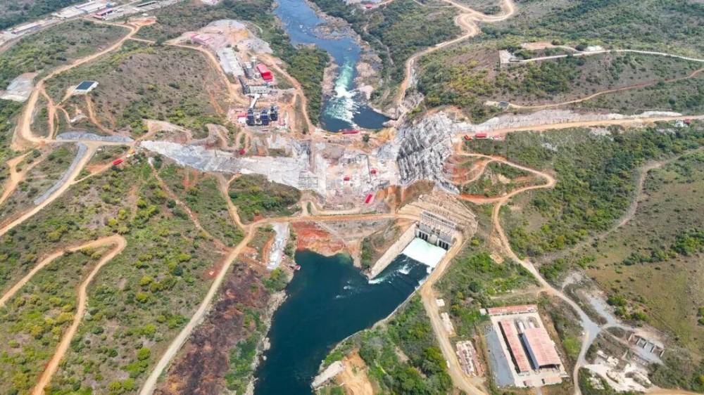 安哥拉凯凯水电站2号副坝首仓碾压混凝土顺利浇筑