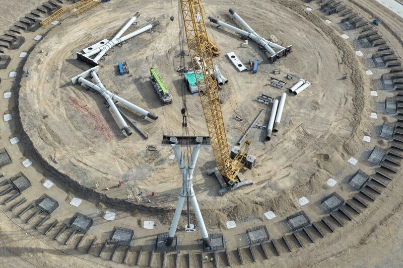 中国能建东电三公司烟塔公司塔城项目部完成第一榀钢管X柱吊装作业