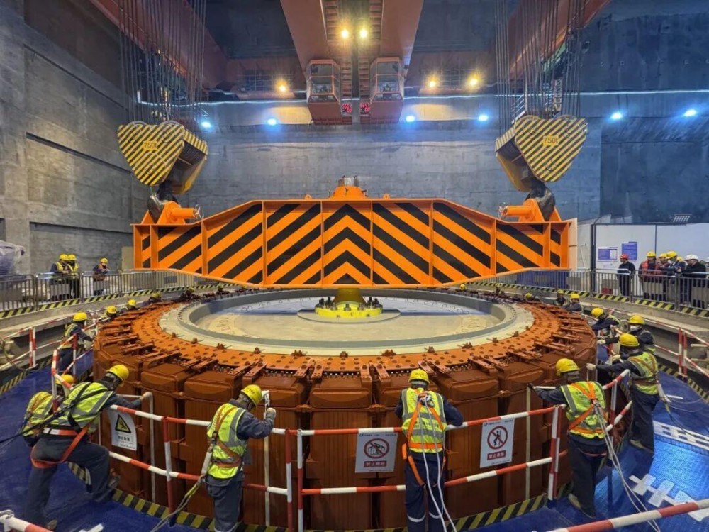 华电金上拉哇水电站首台机组转子成功吊装