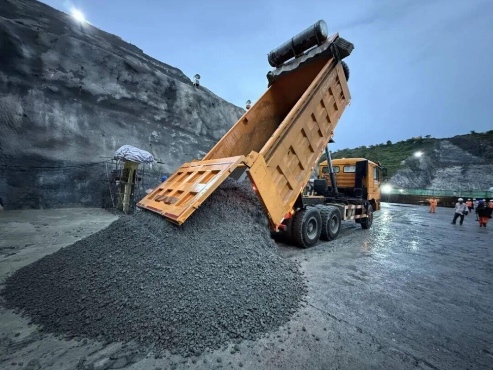 安哥拉凯凯水电站大坝首仓碾压混凝土开仓浇筑