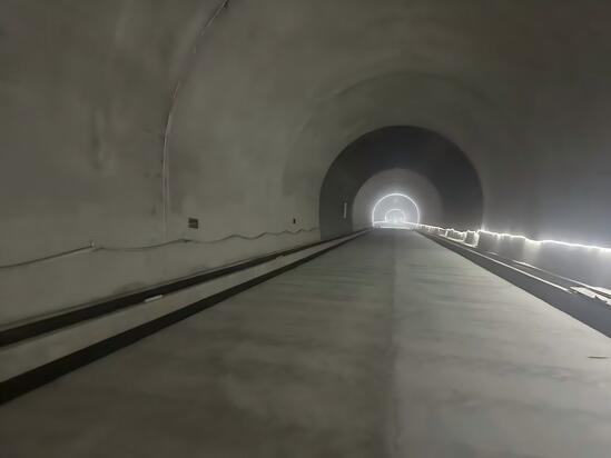 青海哇让抽水蓄能电站上下库连接公路2号隧道进口路面混凝土工程全部完成