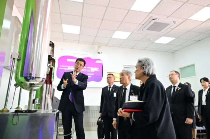 泰王国公主诗琳通访问清华大学核能与新能源技术研究院