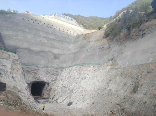 甘肃黄龙抽蓄电站泄洪放空洞进口边坡开挖支护完成