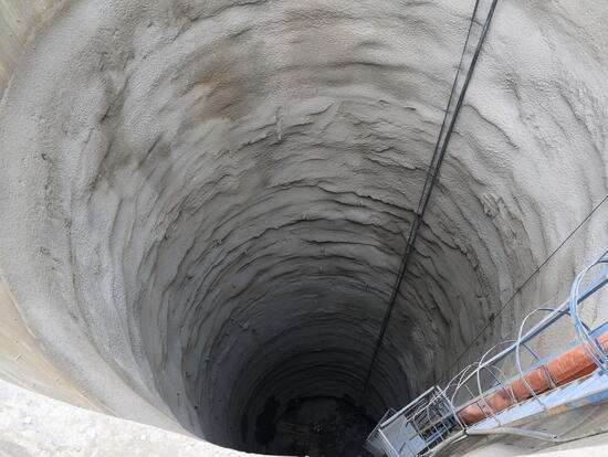 江西赣县抽水蓄能电站下水库泄洪放空洞检修闸门井顺利贯通