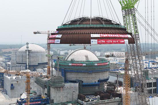 华能昌江核电二期工程4号机组外穹顶模块吊装就位