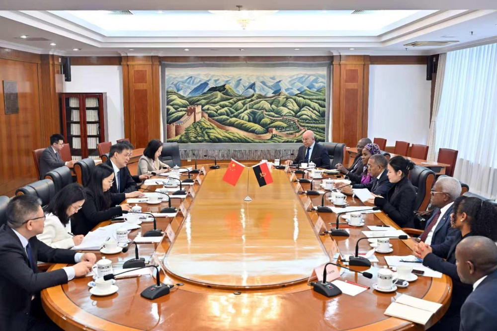 国家发展改革委副主任周海兵会见安哥拉矿产资源、石油和天然气部部长阿泽维多