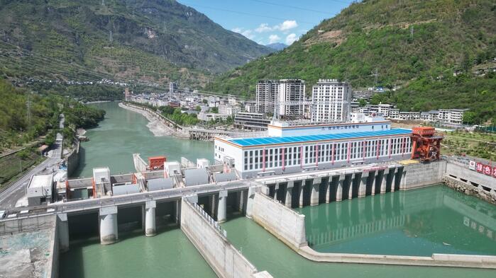 大渡河枕头坝二级水电站成功下闸蓄水