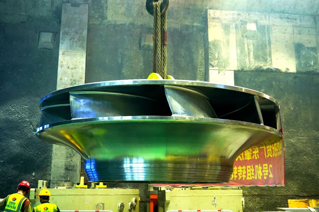广东肇庆浪江抽水蓄能电站2号机组转轮完成吊装