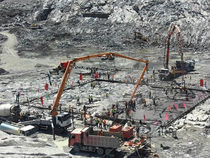 巴基斯坦巴沙水电站大坝完成首仓基坑基础垫层混凝土浇筑