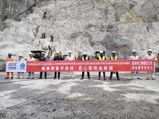 安哥拉凯凯水电站大坝首仓碾压混凝土顺利开仓浇筑