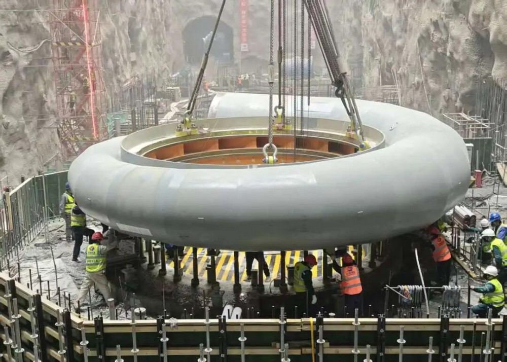 新疆哈密抽水蓄能电站首台机组蜗壳座环成功吊装